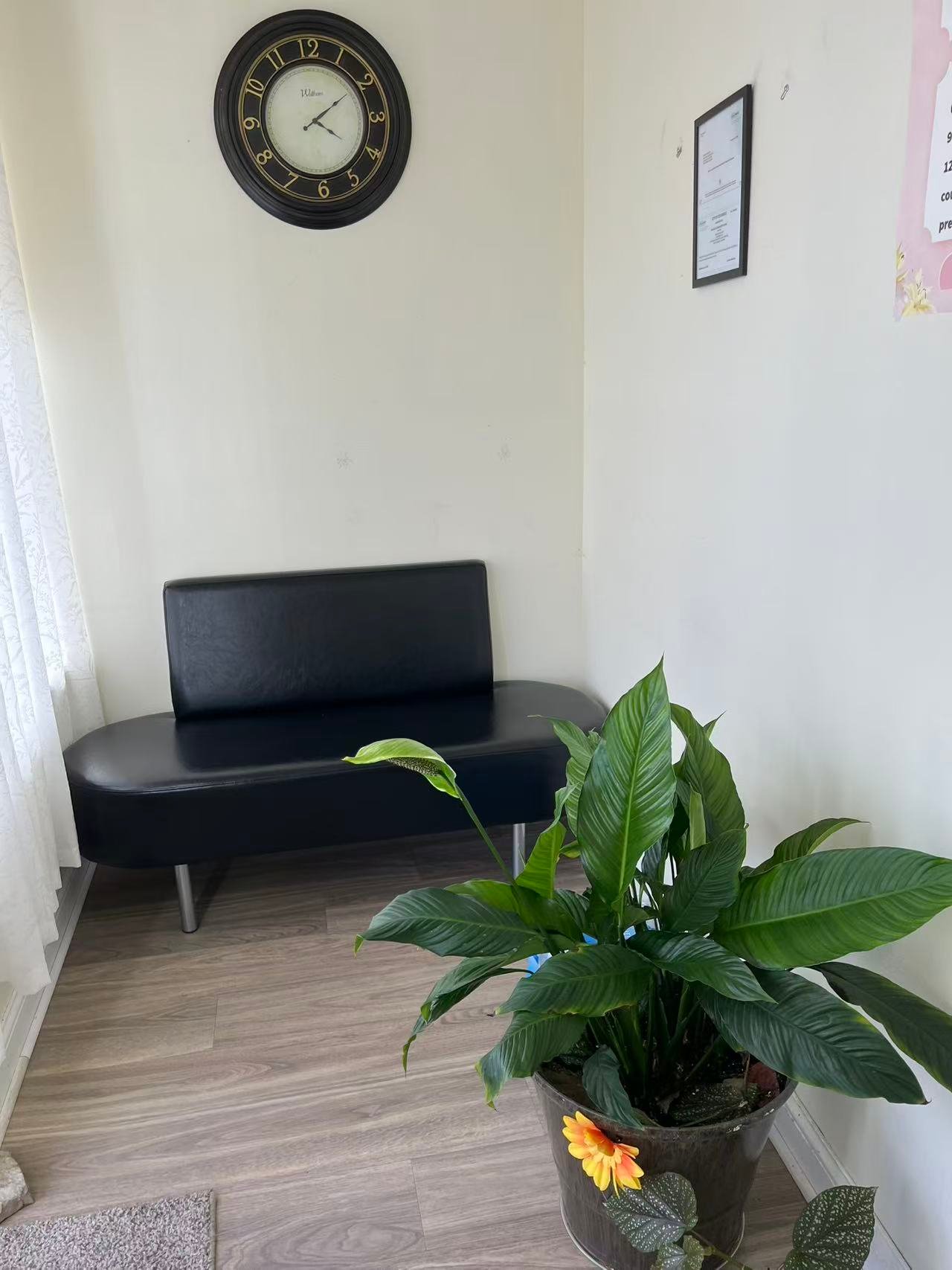Bright waiting area with comfortable seating at Amazing Massage in Reynoldsburg